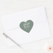 Modern Sage Green Elegante White Script Hochzeit Herz-Aufkleber (Umschlag)