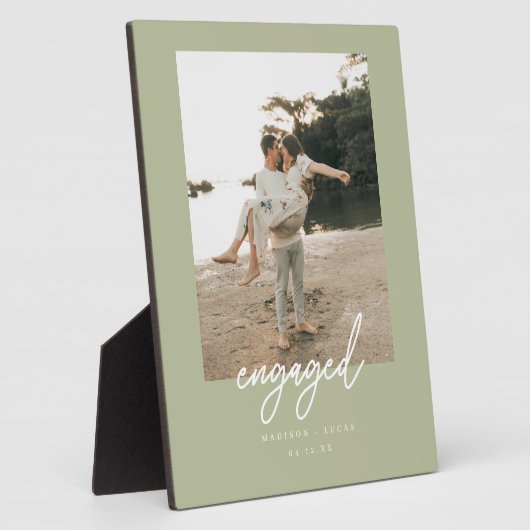 Modern Sage Green "Engaged" Script Photo Fotoplatte (Seite)