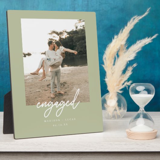 Modern Sage Green "Engaged" Script Photo Fotoplatte (Seite)