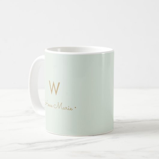 Modern Sage Green Gold Script Monogram Kaffeetasse (Vorderseite Links)