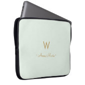 Modern Sage Green Gold Script Monogram Laptopschutzhülle (Vorne Rechts)