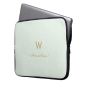 Modern Sage Green Gold Script Monogram Laptopschutzhülle (Vorderseite Links)
