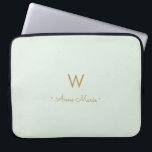 Modern Sage Green Gold Script Monogram Laptopschutzhülle<br><div class="desc">Modernes,  elegantes Monogramm-Design mit handgeschriebener,  minimalistischer Schrifttyp-Schrift und serifenloser Blocktypografie auf elegantem pastellfarbenem Sage Green Hintergrund. Das Monogramm und der Name können leicht personalisiert werden.</div>