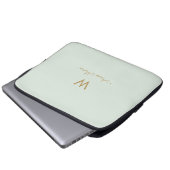 Modern Sage Green Gold Script Monogram Laptopschutzhülle (Vorne Knopf)