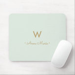Modern Sage Green Gold Script Monogram Mousepad<br><div class="desc">Modernes,  elegantes Monogramm-Design mit handgeschriebener,  minimalistischer Schrifttyp-Schrift und serifenloser Blocktypografie auf elegantem pastellfarbenem Sage Green Hintergrund. Das Monogramm und der Name können leicht personalisiert werden.</div>