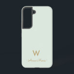 Modern Sage Green Gold Script Monogram Samsung Galaxy Hülle<br><div class="desc">Modernes,  elegantes Monogramm-Design mit handgeschriebener,  minimalistischer Schrifttyp-Schrift und serifenloser Blocktypografie auf elegantem pastellfarbenem Sage Green Hintergrund. Das Monogramm und der Name können leicht personalisiert werden.</div>