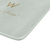 Modern Sage Green Gold Script Monogram Schneidebrett (Ecke)