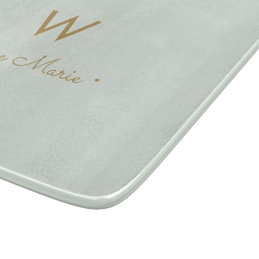 Modern Sage Green Gold Script Monogram Schneidebrett (Ecke)