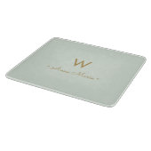 Modern Sage Green Gold Script Monogram Schneidebrett (Ecke)