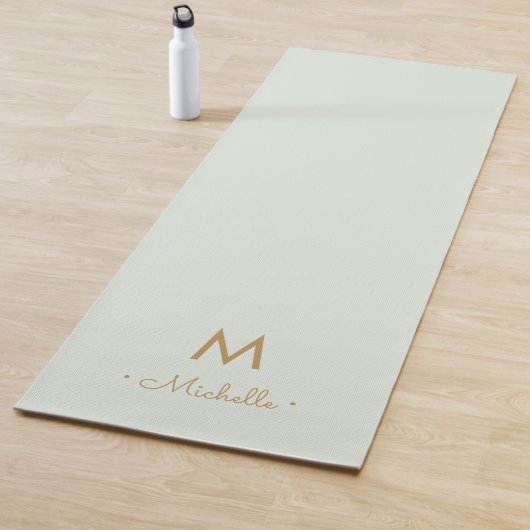 Modern Sage Green Gold Script Monogram Yogamatte (Beispiel)