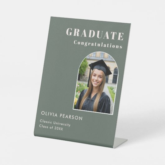 Modern Sage Green Graduation Photo Tabletop Sockelschild (Vorderseite)