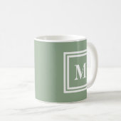 Modern Sage Green Monogram Kaffeetasse (VorderseiteRechts)
