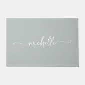 Modern Sage Green Monogram Name Script Fußmatte (Vorderseite)