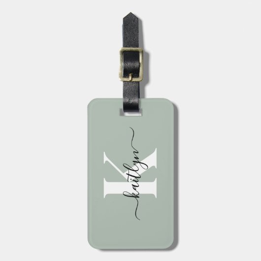 Modern Sage Green Script Monogram Gepäckanhänger (Vorderseite vertikal)
