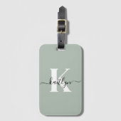 Modern Sage Green Script Monogram Gepäckanhänger (Vorderseite Vertikal)
