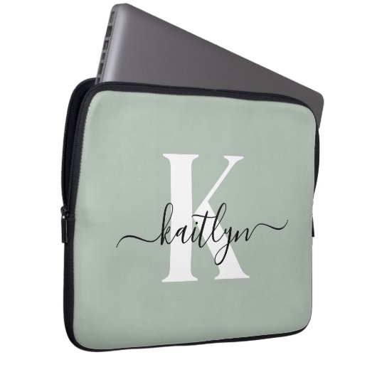 Modern Sage Green Script Monogram Laptopschutzhülle (Vorne Rechts)
