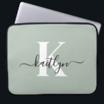 Modern Sage Green Script Monogram Laptopschutzhülle<br><div class="desc">Diese schlichte,  elegante 15"-schlanke,  grüne Laptop-Hülle mit Ihrem Vornamen in einem trendigen Script-Schriftart in schwarz und Ihr erster Einstieg in einen modernen,  weißen Kappe-Schriftart ist perfekt für Sie. Es ist stilvoll und trendig und dennoch sehr klassisch. Es ist einzigartig - wie du!</div>