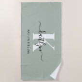 Modern Sage Green Script Monogram Strandtuch (Vorderseite)