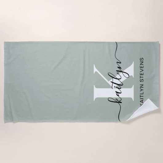 Modern Sage Green Script Monogram Strandtuch (Vorderseite)