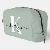 Modern Sage Green Script Monogram Waschbeutel (Rechte Ecke)