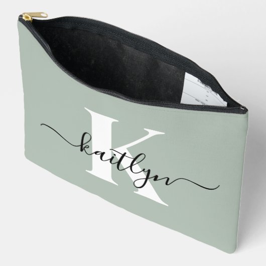 Modern Sage Green Script Monogram Zubehörtasche (Offen)