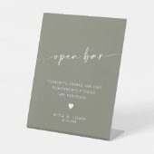 Modern Sage Green Script Open Bar Wedding Sign Sockelschild (Vorderseite)