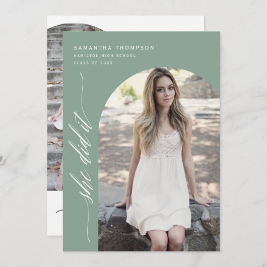 Modern Sage Green sie tat es Abschluss Arch Foto Einladung (Vorne/Hinten)