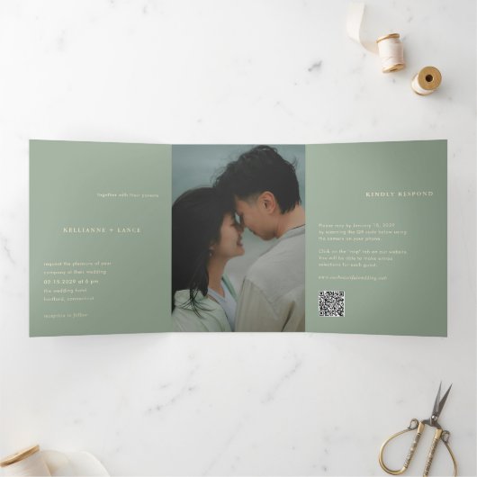 Modern Sage Green Simple Photo QR Code Wedding Dreifach Gefaltete Einladung (Innenseite)