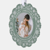 Modern Sage Green Snowflakes Frohe Weihnachten Fot Ornament Karte (Links)