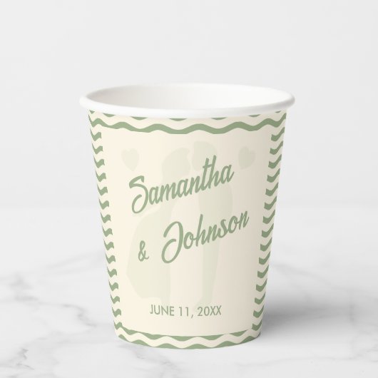 Modern Sage Green Wavy Stripe Wedding Pappbecher (Vorderseite)