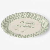 Modern Sage Green Wavy Stripe Wedding Pappteller (Schrägansicht)