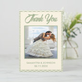 Modern Sage Green Wavy Stripe Wedding Photo Dankeskarte (Stehend Vorderseite)