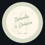 Modern Sage Green Wavy Stripe Wedding Runder Aufkleber<br><div class="desc">Add a chic finishing touch to your wedding invitations, favor bags, or thank you cards with this modern sage green wavy stripe classic round sticker. The elegant flowing stripe design complements modern, minimalist, and nature-inspired wedding themes, making your stationery and favors look polished and coordinated. Fully customizable with names, initials,...</div>