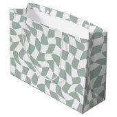 Modern Sage Green & White Wavy Checkerboard Große Geschenktüte (Rückseite Schrägansicht)