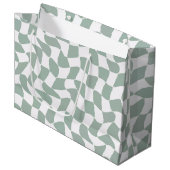Modern Sage Green & White Wavy Checkerboard Große Geschenktüte (Vorderseite Schrägansicht)