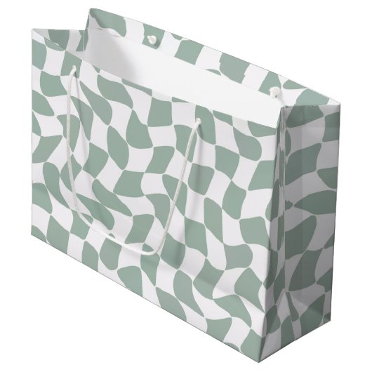 Modern Sage Green & White Wavy Checkerboard Große Geschenktüte (Vorderseite Schrägansicht)