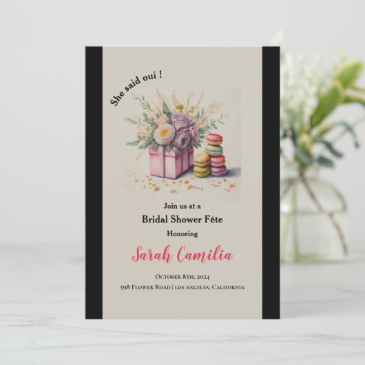 Modern sagte sie Oui Macaron Französisch-Brautpart Einladung (Stehend Vorderseite)