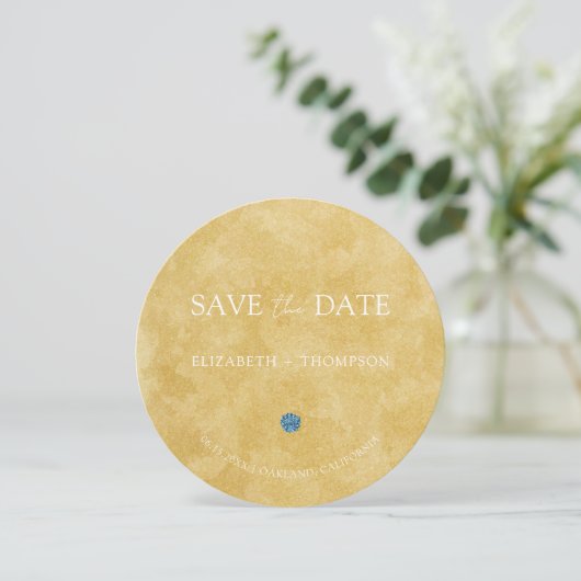 Modern Sand Blue Hydrangea Round Wedding Save The Date (Stehend Vorderseite)