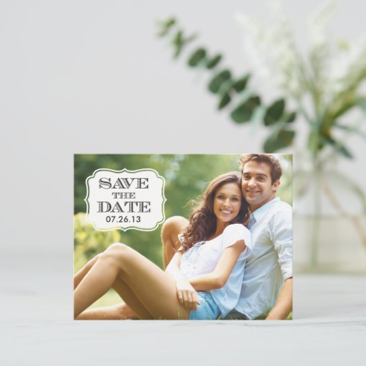 Modern Schwarz-Swirt-Label Save the Date Fotokarte Ankündigungspostkarte (Stehend Vorderseite)