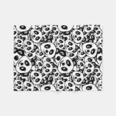 Modern Schwarz-Weiß Süßes Panda-Bär-Muster Fleecedecke (Vorderseite (Horizontal))