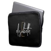 Modern Schwarz-weißer Monogrammname Laptopschutzhülle (Vorderseite Links)