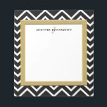 Modern Schwarz-weißer Zickzack Mustermonogramm Notizblock<br><div class="desc">Modernes,  Zickzack-weißes und goldenes personalisiertes Notizblock in Schwarz und Weiß. Schwarz-Weiß-Zickzack Design mit Monogramm und Namen. Sie können Ihren eigenen Namen oder Text und Monogramm hinzufügen.</div>