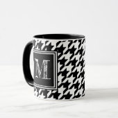 Modern Schwarz-weißes Hahnentrittmuster Monogram Tasse (Vorderseite Links)