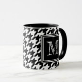 Modern Schwarz-weißes Hahnentrittmuster Monogram Tasse (VorderseiteRechts)