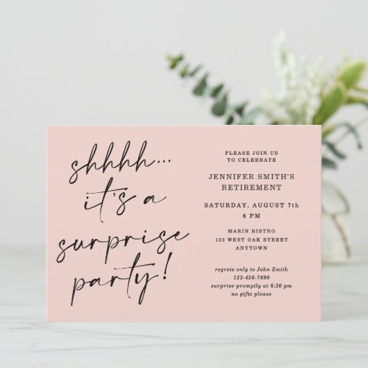 Modern Script Blush Pink Surprise Retirement Party Einladung (Stehend Vorderseite)