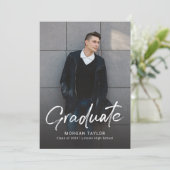 Modern Script Casual Photo Graduation Announcement Einladung (Stehend Vorderseite)
