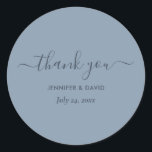 Modern Script Dusty Blue Wedding Danke Classic Runder Aufkleber<br><div class="desc">Moderne personalisierte staubblaue Hochzeit danke Ihnen Aufkleber mit modernem Drehbuch. Einfach online personalisieren. Passende Artikel, die diese minimalistisch staubigen blauen Hochzeitsticker ergänzen.</div>