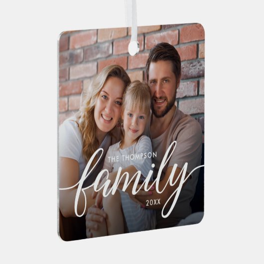 Modern Script Family Photo Christmas Personalized Ornament Aus Metall (Vorderseite Rechts)