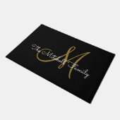 Modern Script Gold Black Monogram Familienname Fußmatte (Schrägansicht)