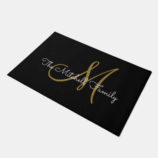 Modern Script Gold Black Monogram Familienname Fußmatte (Schrägansicht)